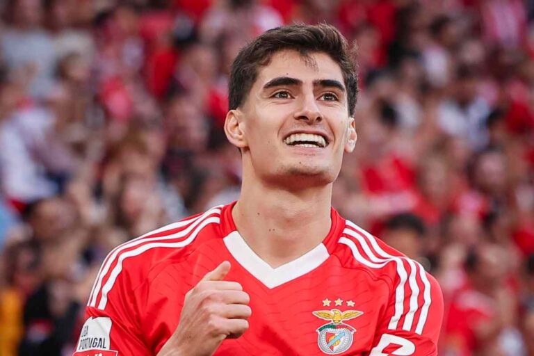 Silva sorridente in primo piano