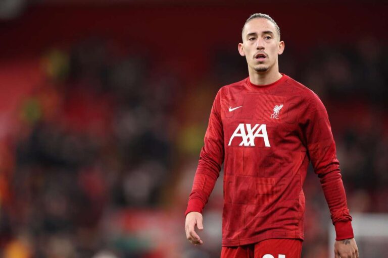 Tsimikas in primo piano