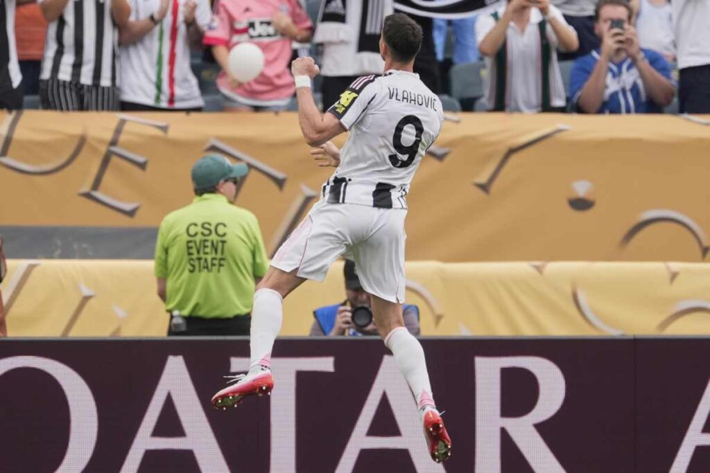 Vlahovic con la maglia della Juve esulta dopo un gol