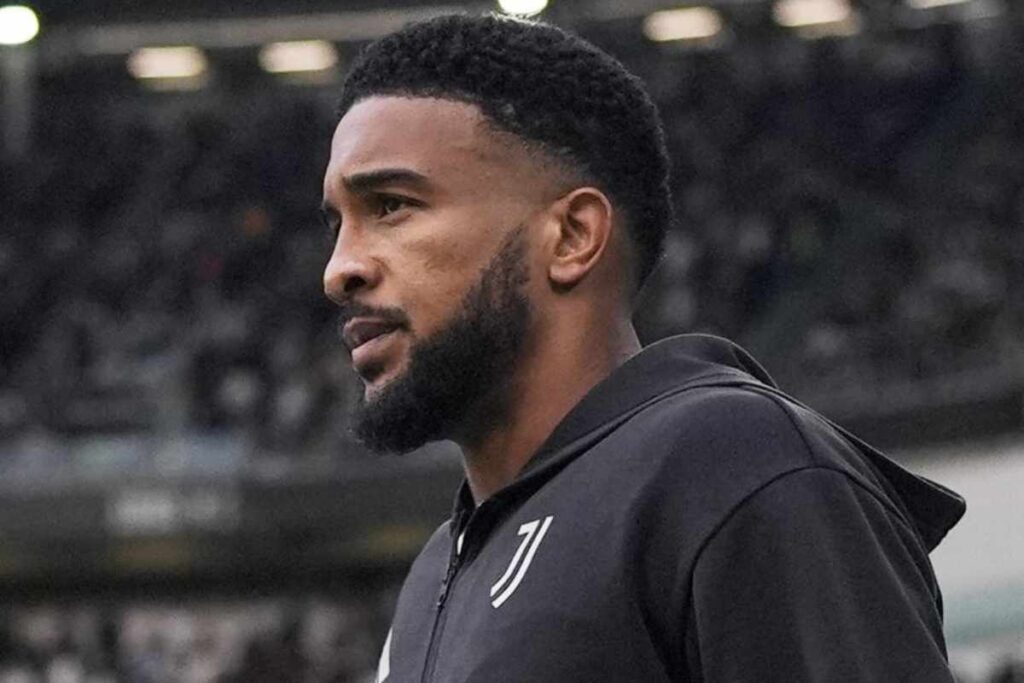 Bremer di profilo mentre entra in campo con la felpa della Juventus