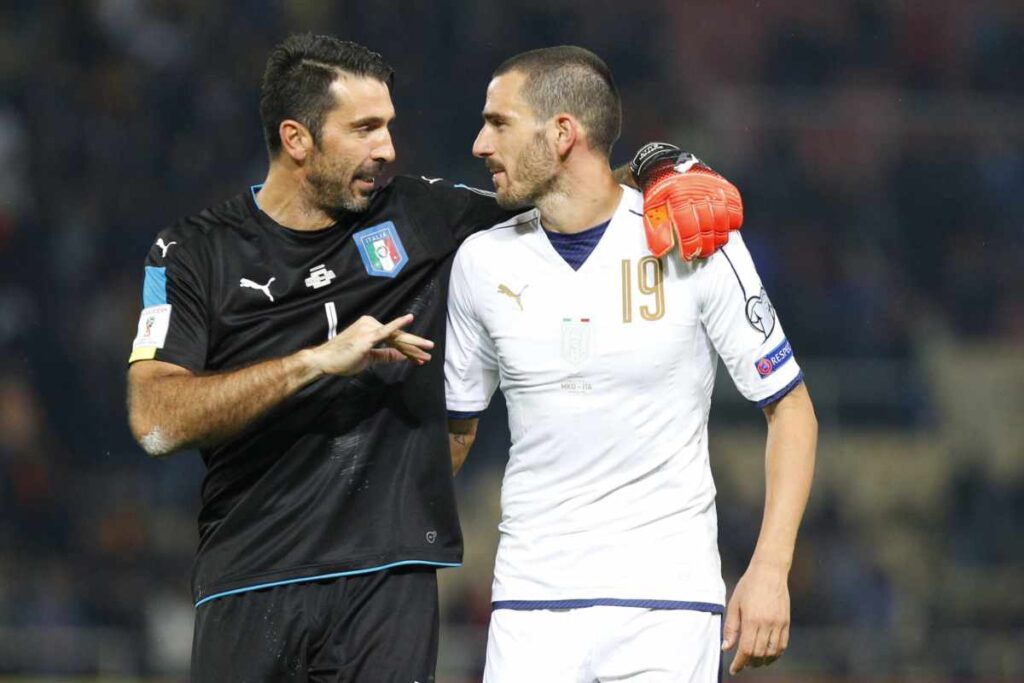 Buffon e Bonucci dialogano con indosso la maglia dell'Italia
