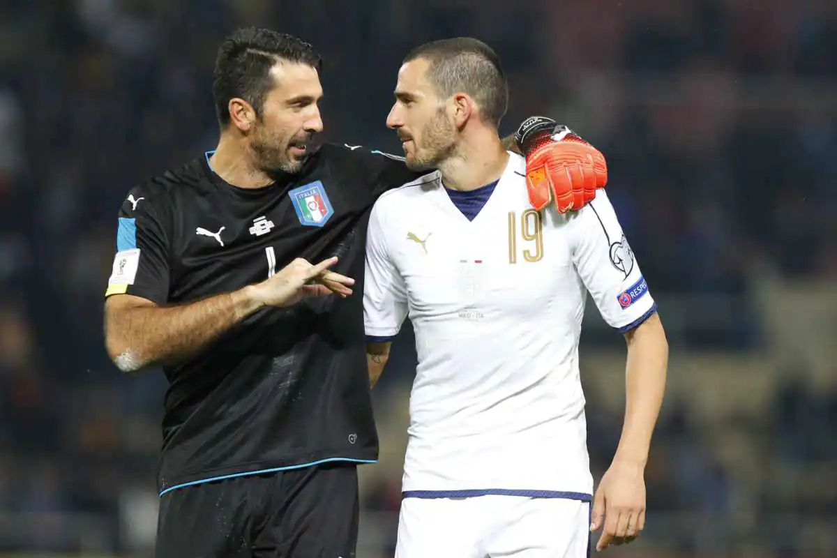 Buffon e Bonucci dialogano con indosso la maglia dell'Italia
