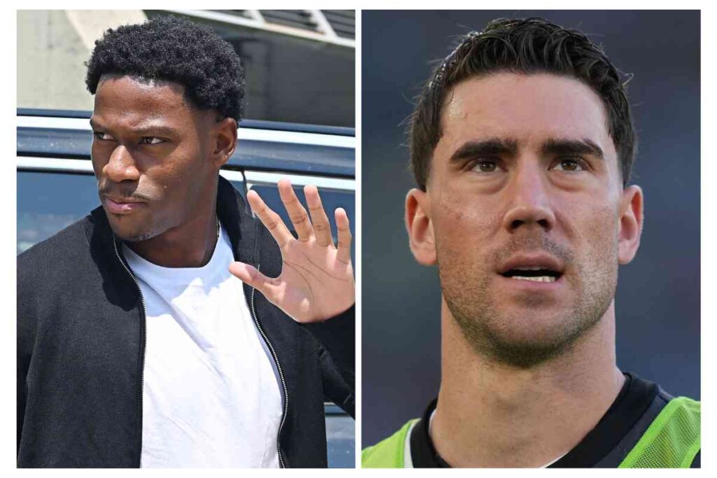 David a sinistra saluta e Vlahovic a destra osserva con gli abiti da riscaldamento