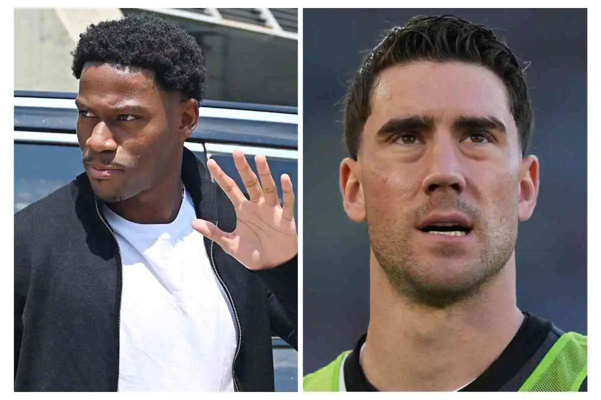 David a sinistra saluta e Vlahovic a destra osserva con gli abiti da riscaldamento