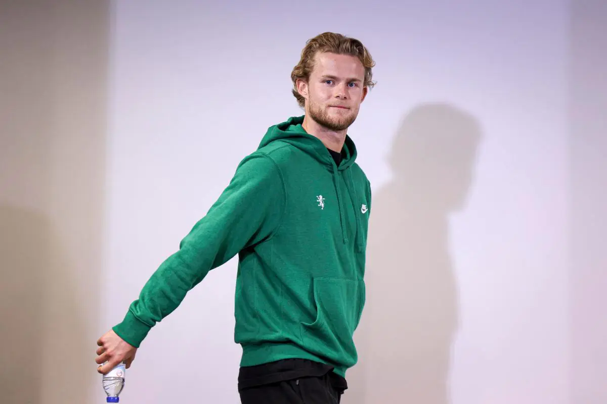 Hjulmand con indosso la felpa dello Sporting