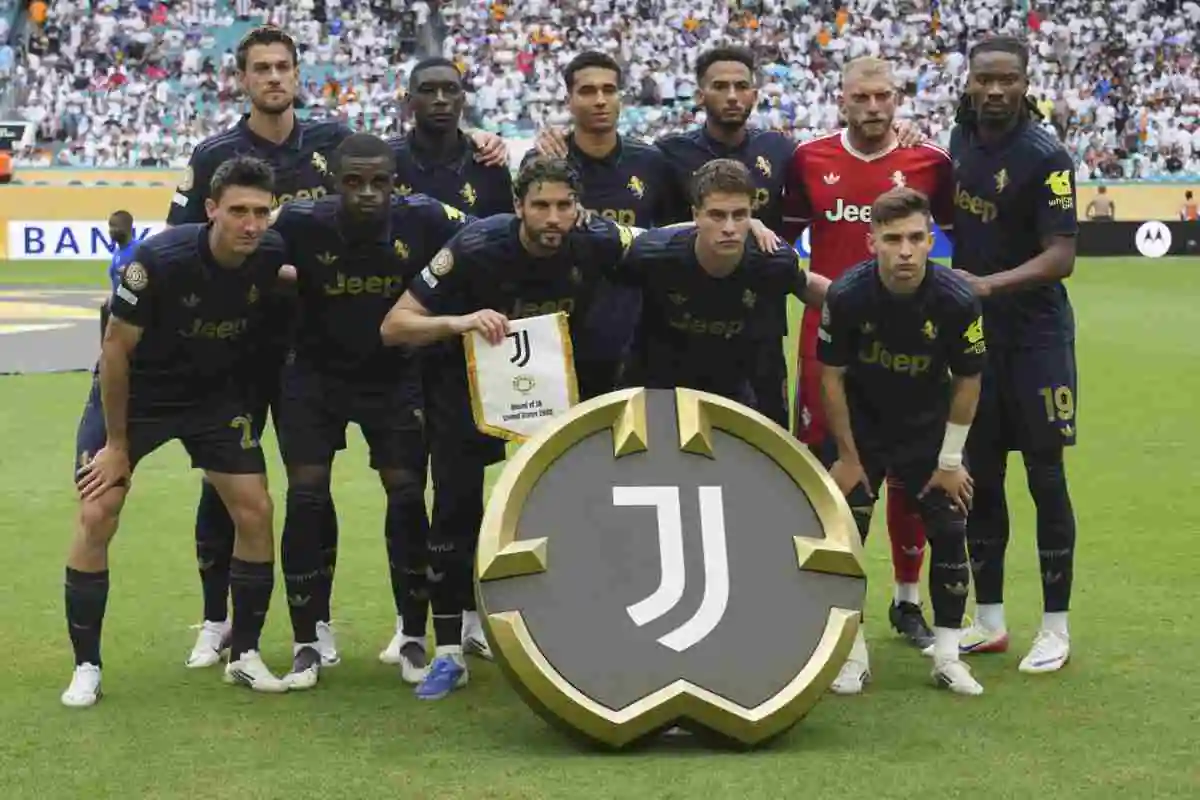 La formazione della Juventus in posa prima del fischio d'inizio della partita contro il Real Madrid