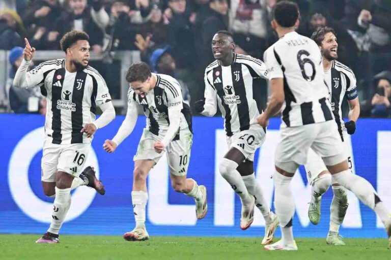 Giocatori della Juventus esultano