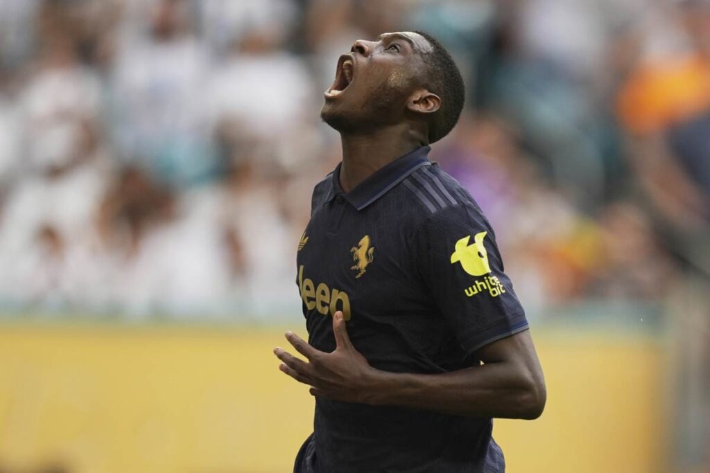 Kolo Muani urla con indosso la maglia della Juventus