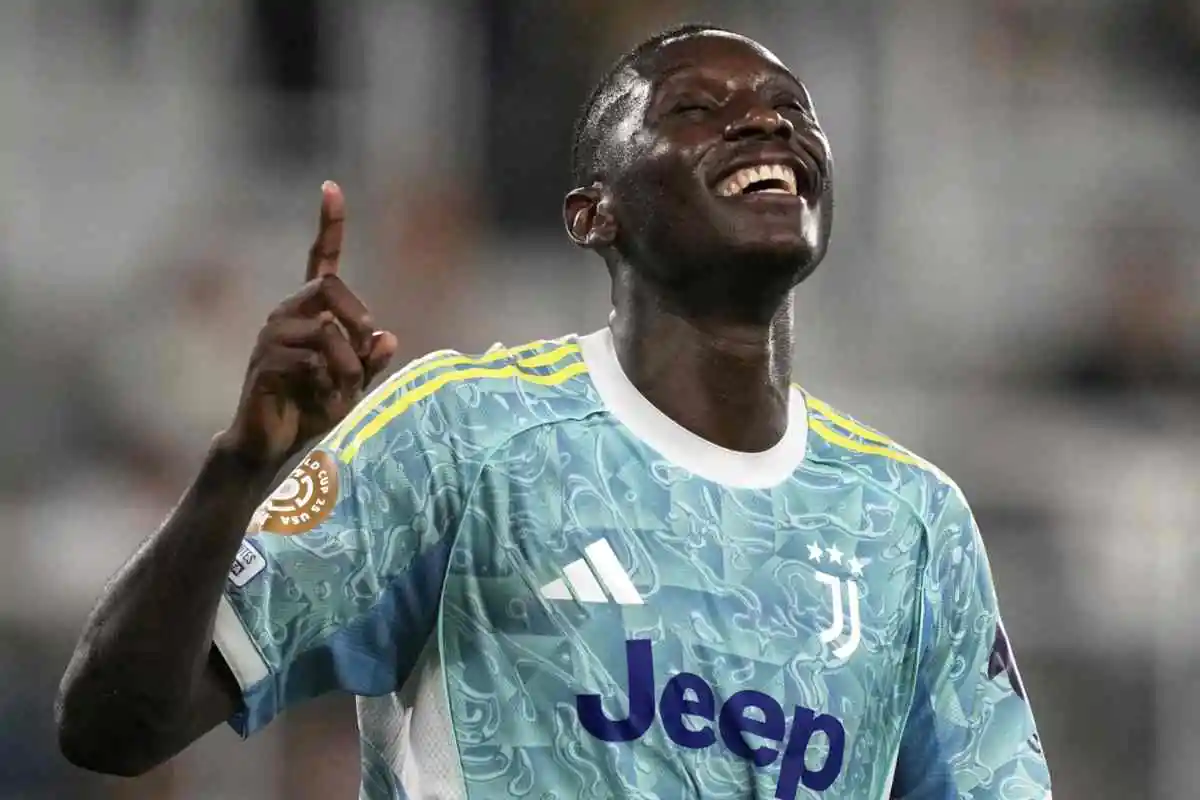 Kolo Muani sorride in campo con indosso la maglia della Juventus