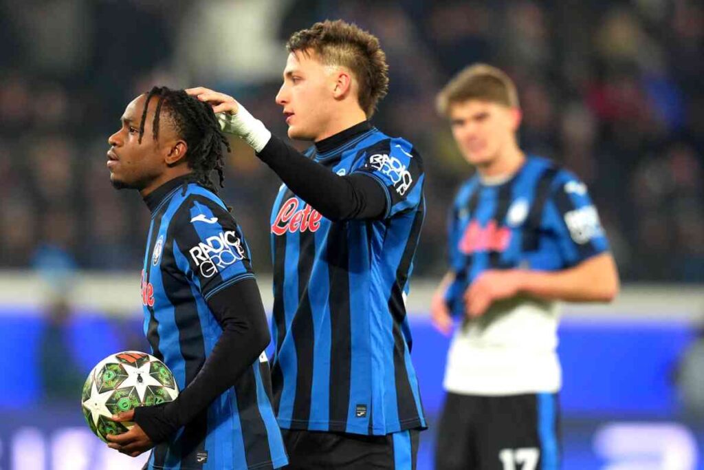 Retegui e Lookman in campo con indosso la maglia dell'Atalanta