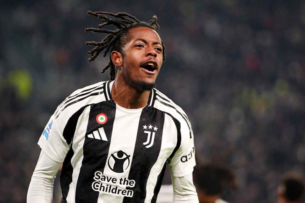 Mbangula esulta con indosso la maglia della Juventus