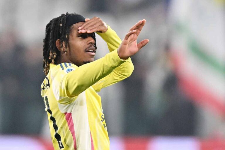 Mbangula saluta con indosso la maglia della Juventus