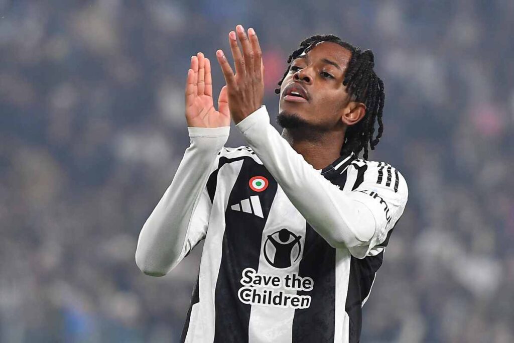 Mbangula applaude con indosso la maglia della Juventus