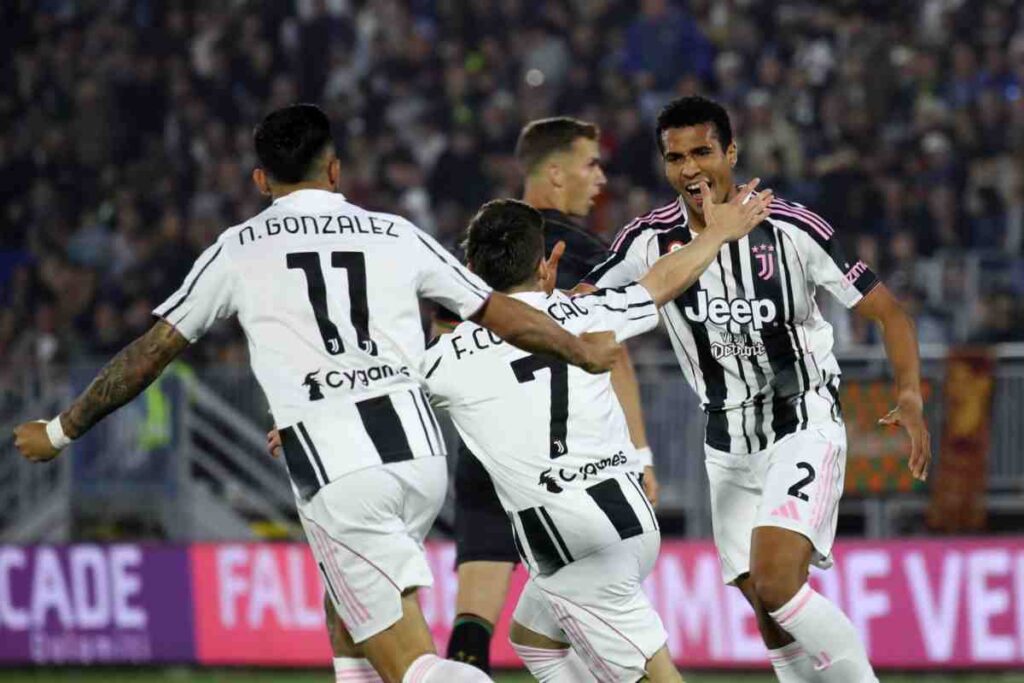 Nico Gonzalez a sinistra, Conceiçao al centro e Alberto Costa a destra esultano con indosso la maglia della Juventus