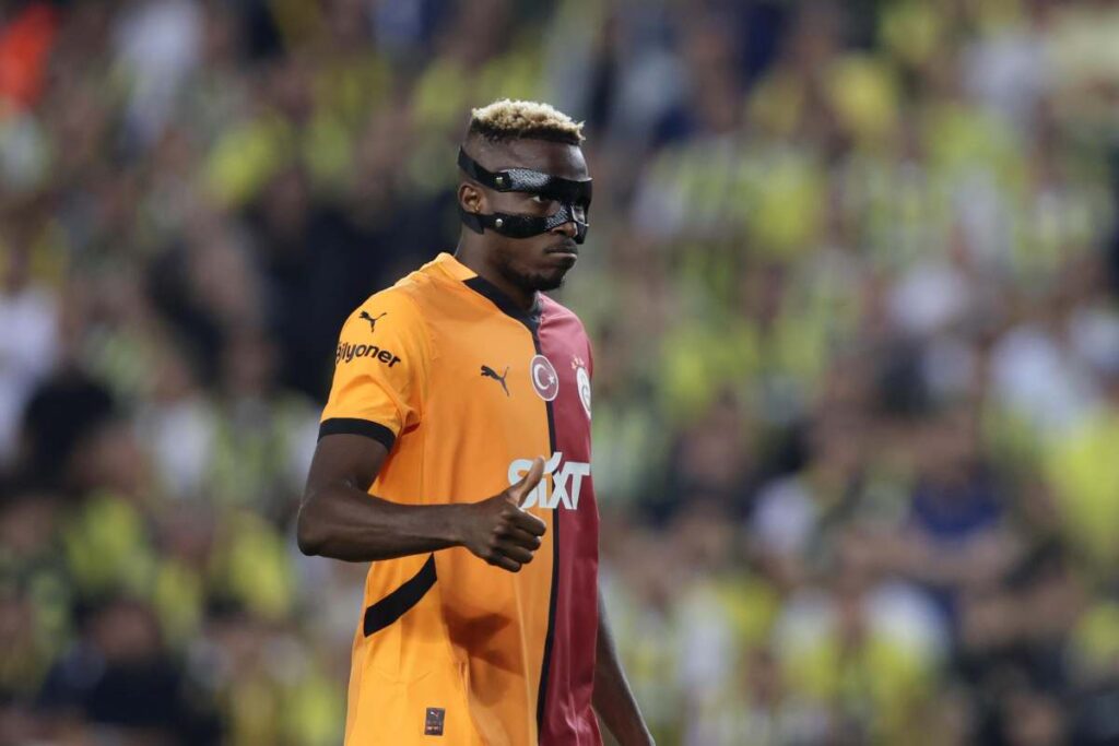 Osimhen con il pollice alzato in campo con la maglia del Galatasaray