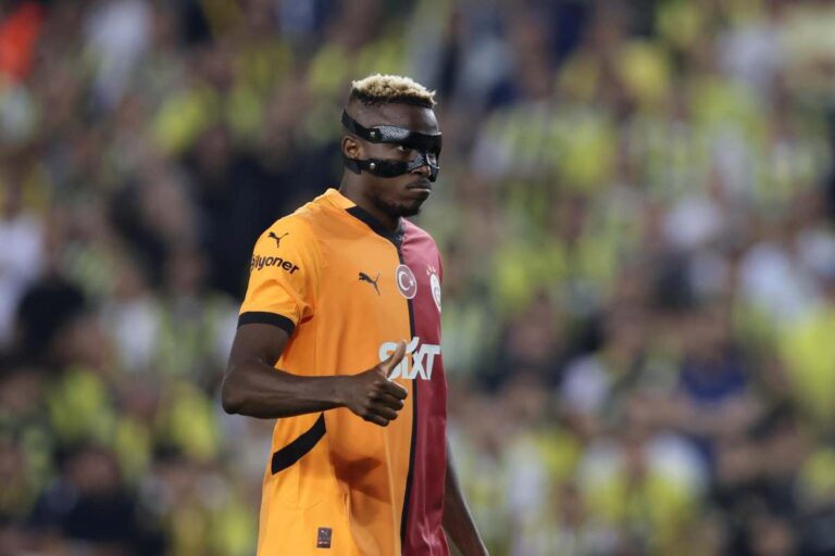 Osimhen con il pollice alzato in campo con la maglia del Galatasaray