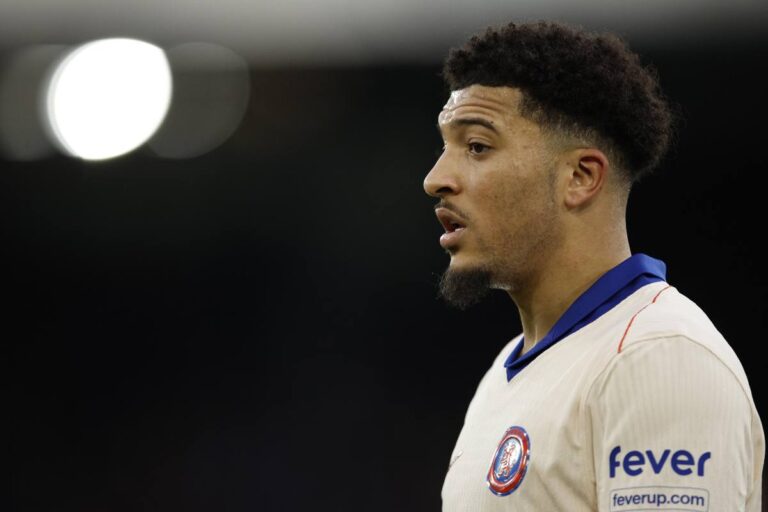 Sancho in campo di profilo con indosso la maglia del Chelsea