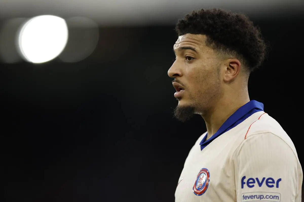 Sancho in campo di profilo con indosso la maglia del Chelsea