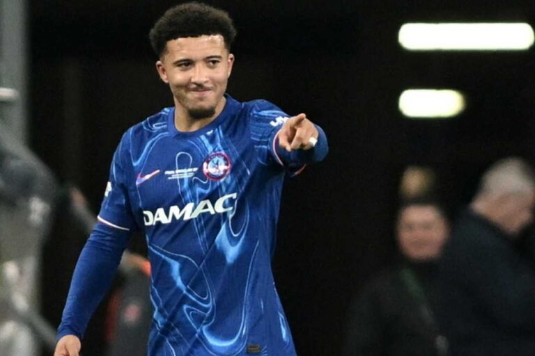 Sancho indica in campo con indosso la maglia del Chelsea