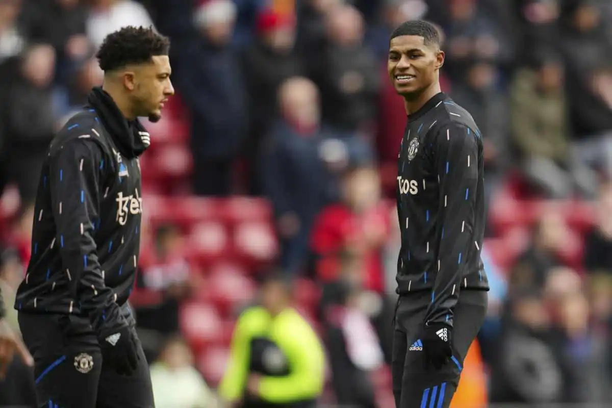 Sancho e Rashford con in campo gli abiti da riscaldamento del Manchester United