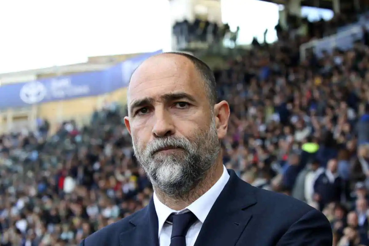 Tudor osserva da bordo campo