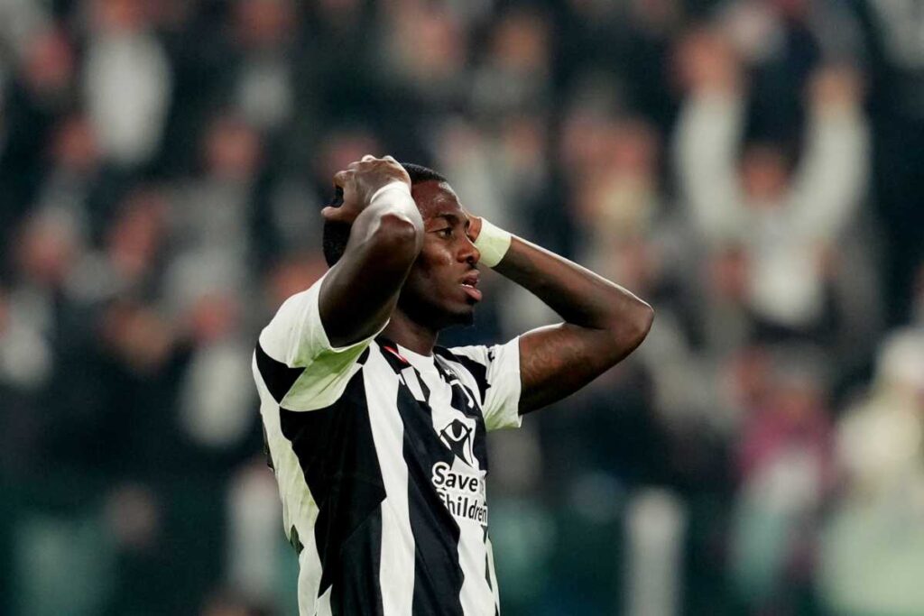 Weah in campo con la maglia della Juventus e le mani tra i capelli