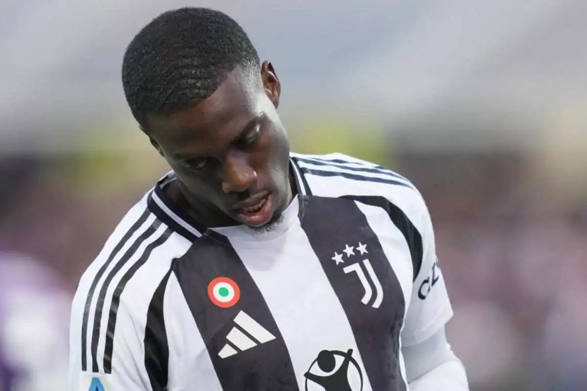 Weah con la testa china in campo con indosso la maglia della Juventus