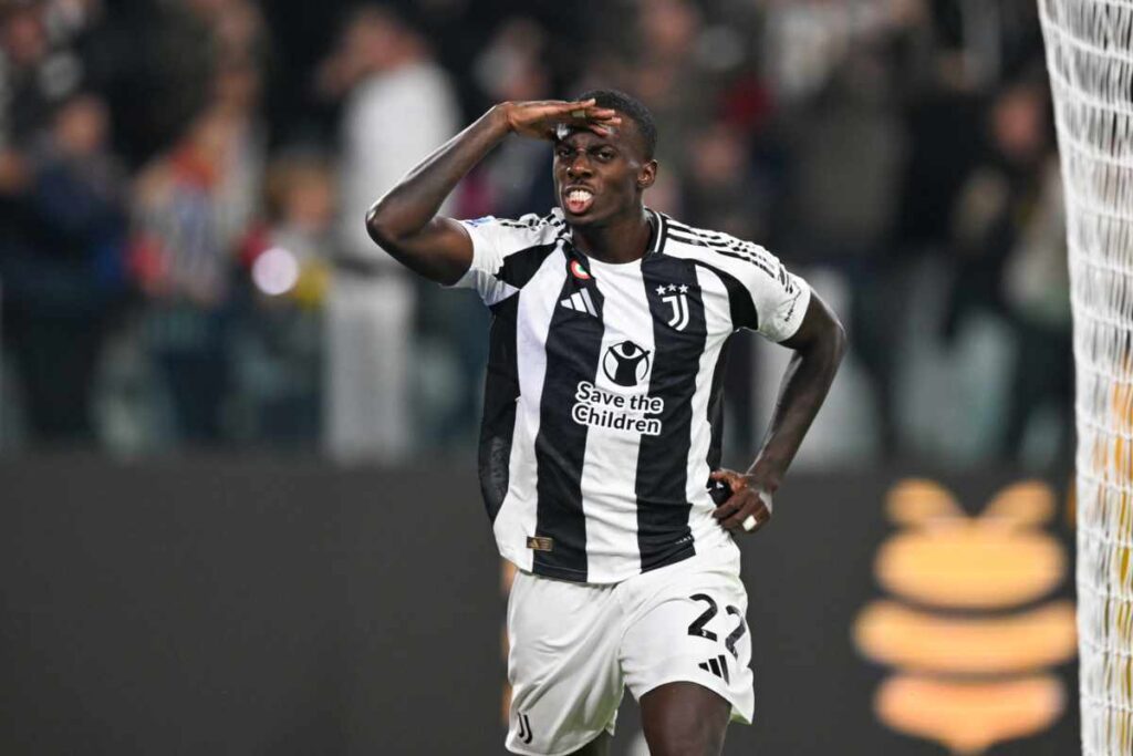 Weah scruta l'orizzonte con indosso la maglia della Juventus