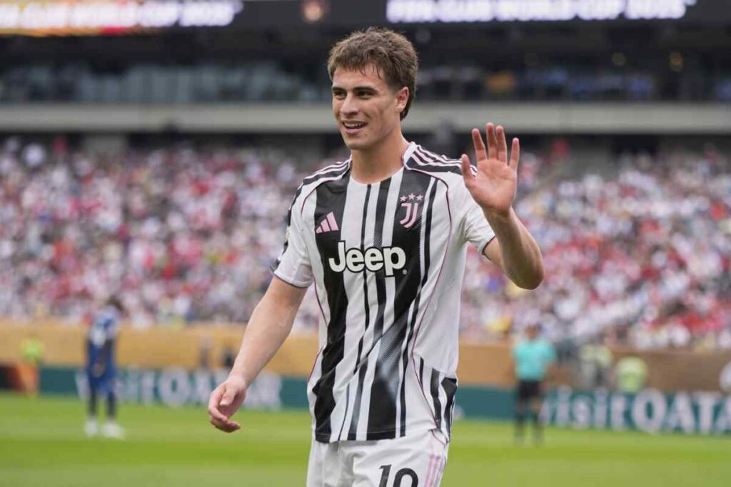 Yildiz saluta sorridente con indosso la maglia della Juventus