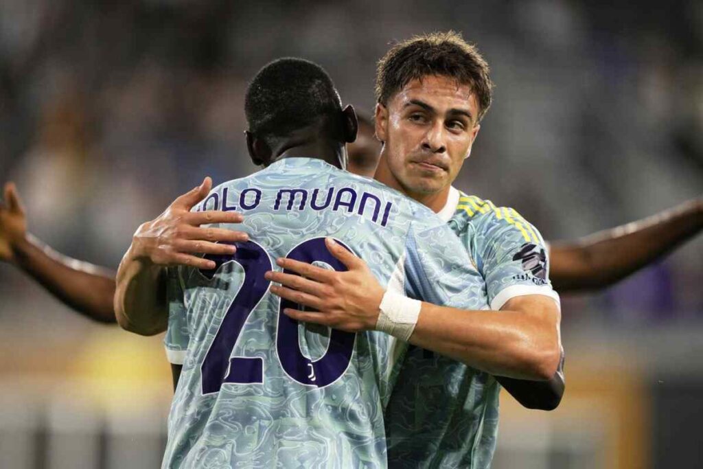 Abbraccio tra Yidliz e Kolo Muani