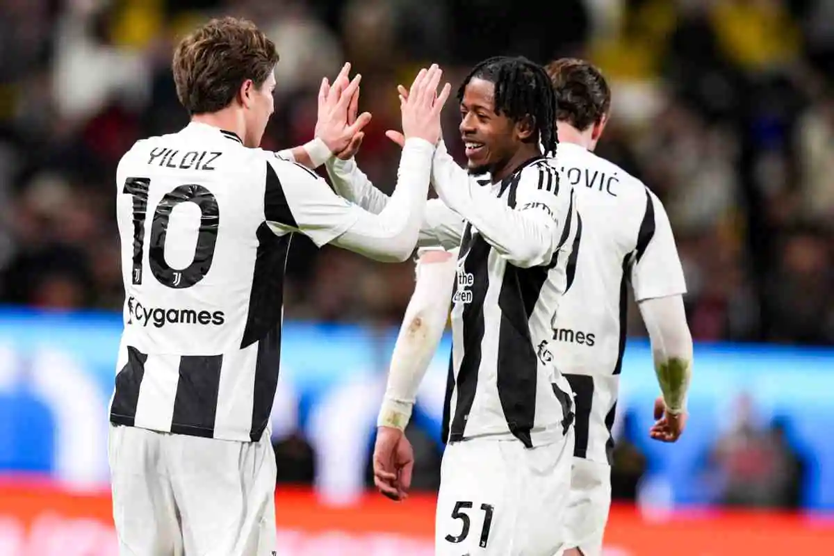 Yildiz e Mbangula si danno il cinque e in lontananza Vlahovic di spalle