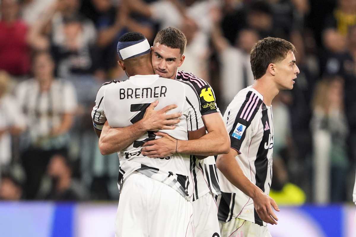 Bremer e Vlahovic si abbracciano