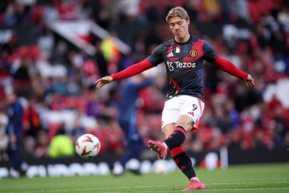 Rasmus Hojlund calcia durante il riscaldamento