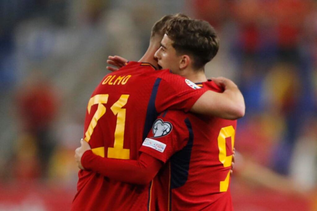 Dani Olmo abbraccia Gavi