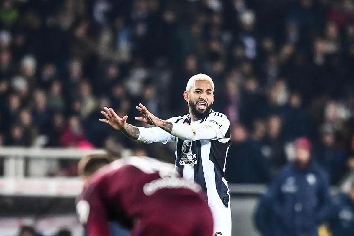 Douglas Luiz in campo contro il Torino