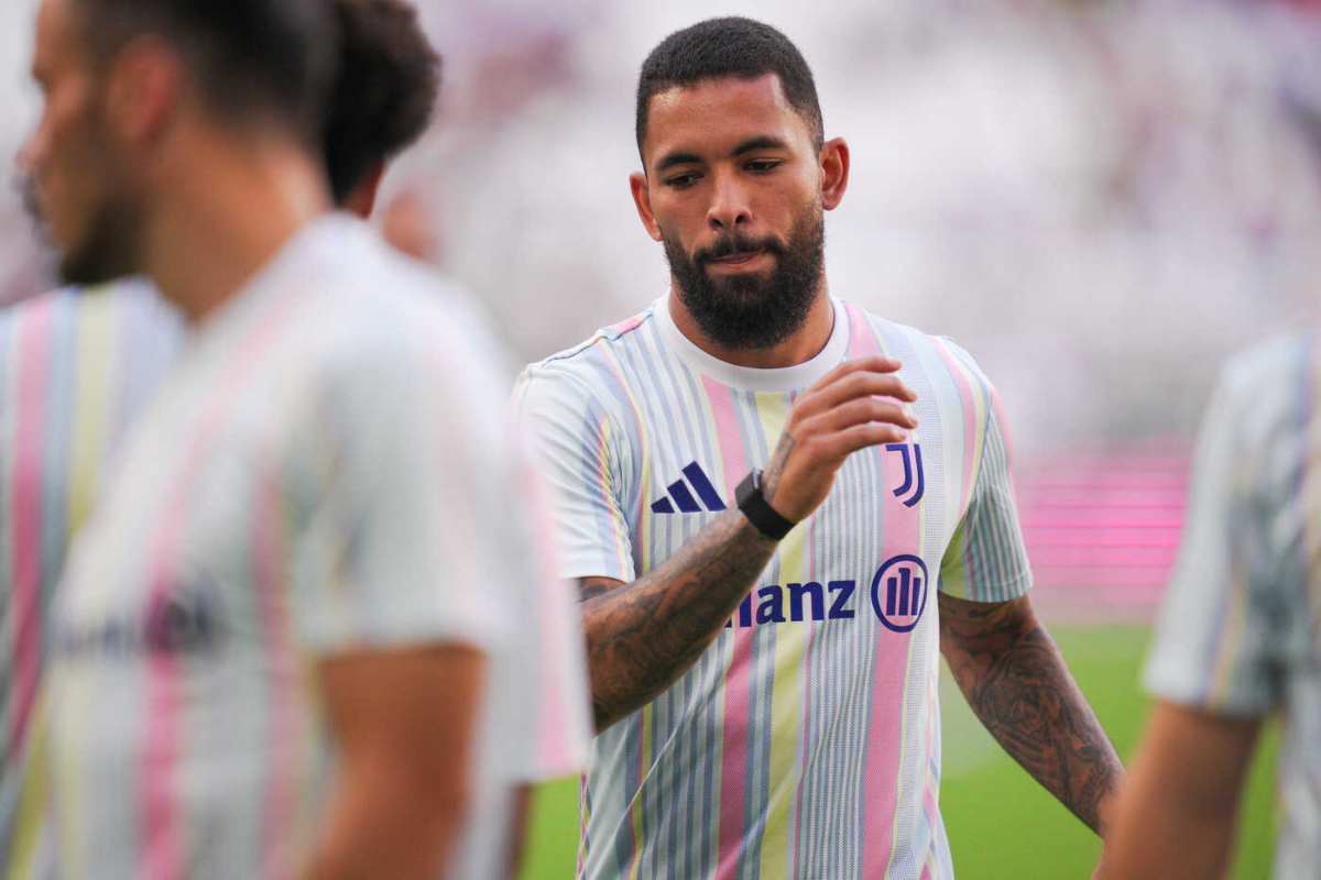 Douglas Luiz in campo con la Juventus