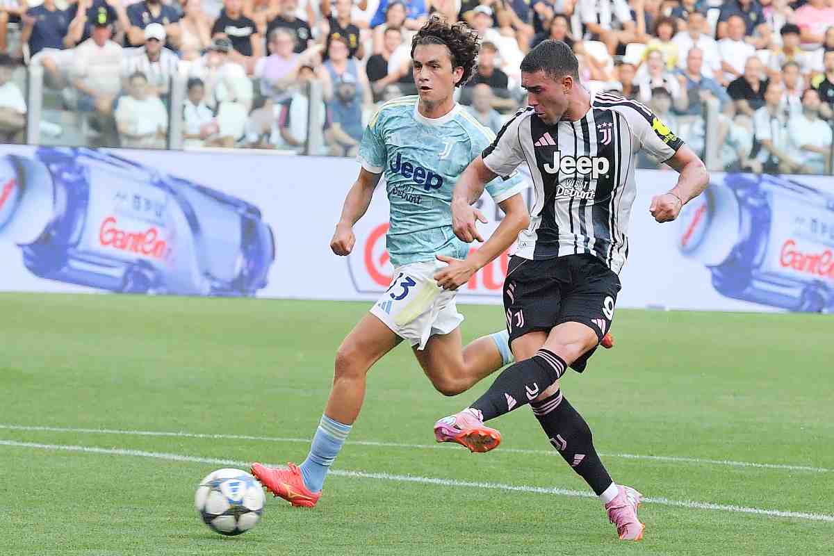 Dusan Vlahovic calcia in porta