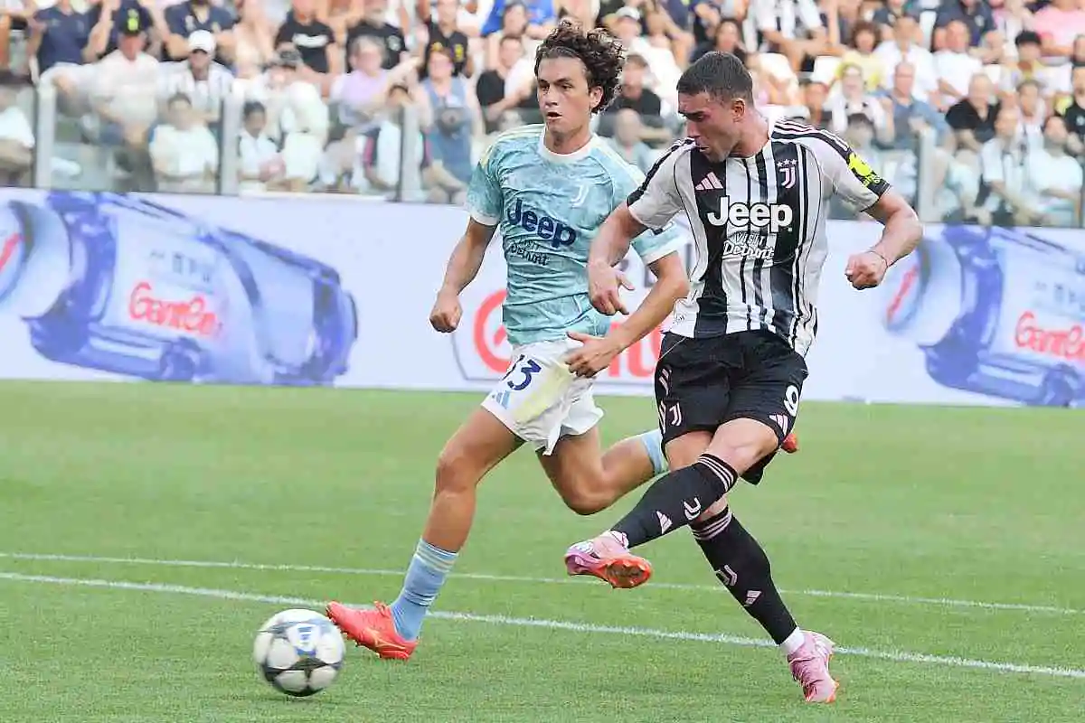 Dusan Vlahovic calcia in porta