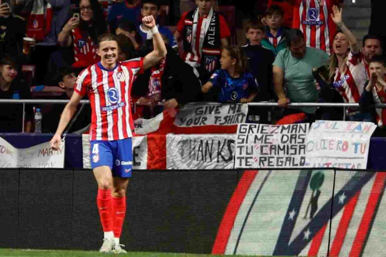 Gallagher esulta dopo una rete