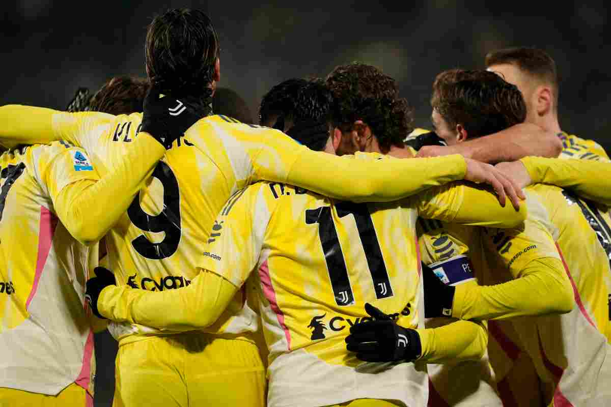 Giocatori Juventus abbracciati