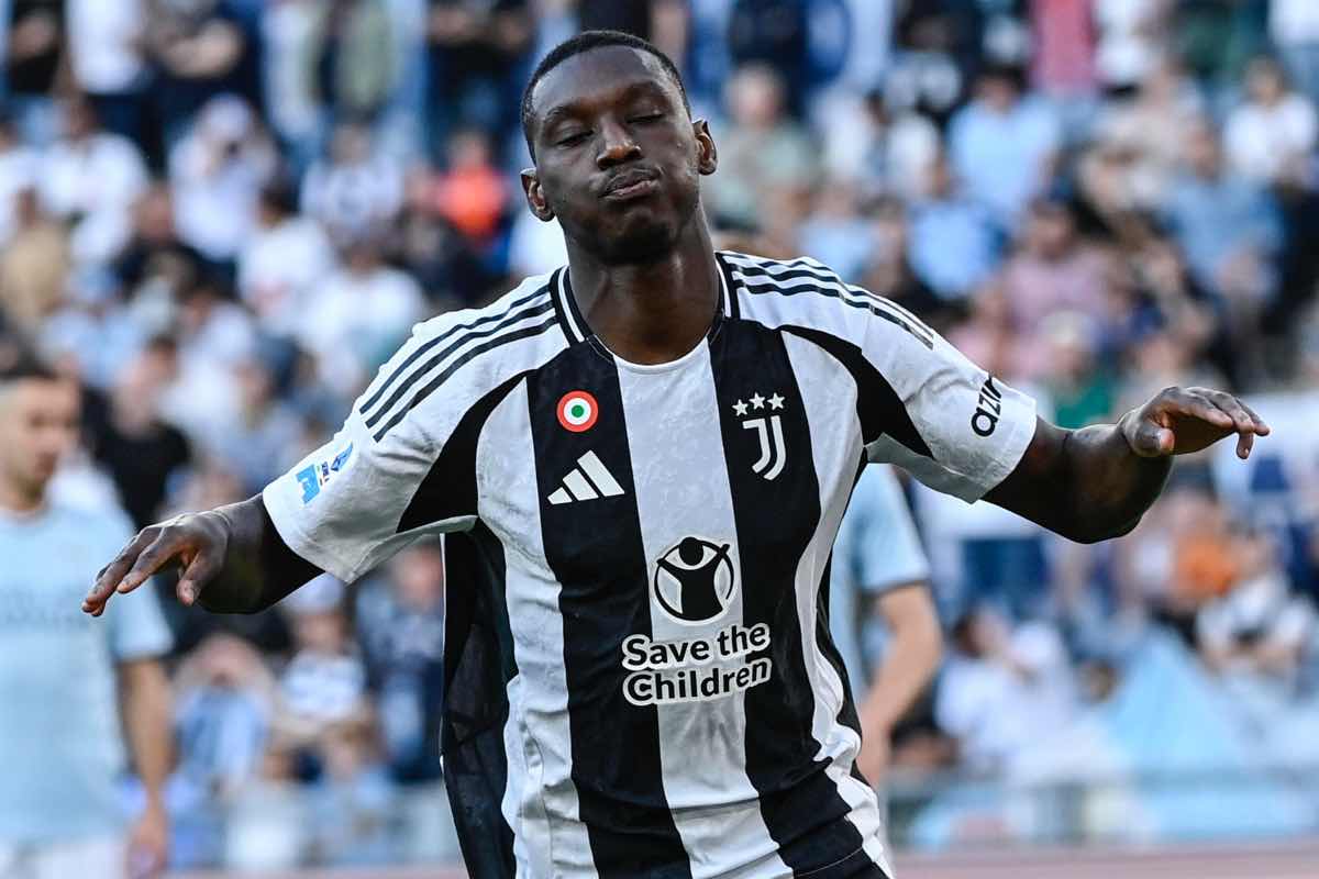 Randal Kolo Muani esulta dopo la rete contro la Lazio