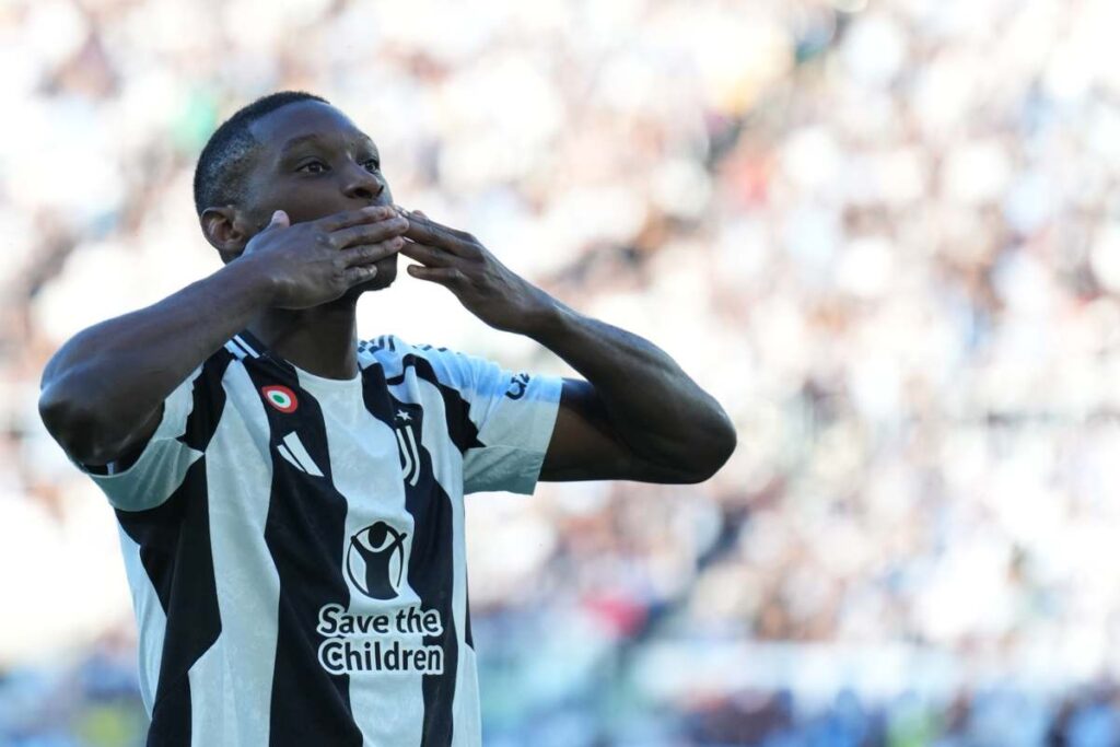 Kolo Muani esulta dopo un gol con la Juventus