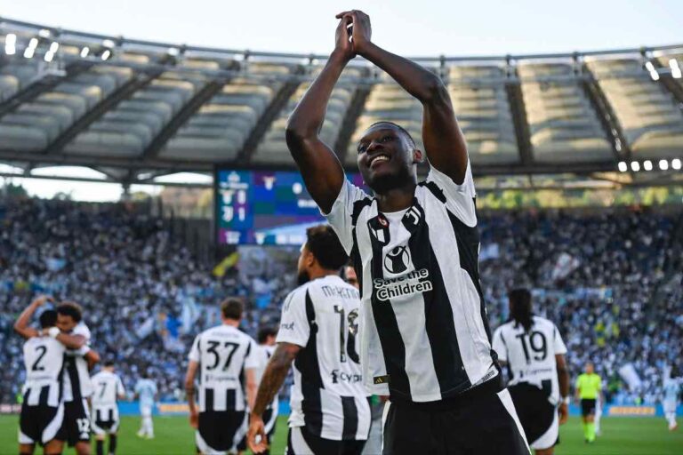 Randal Kolo Muani esulta dopo il gol contro la Lazio