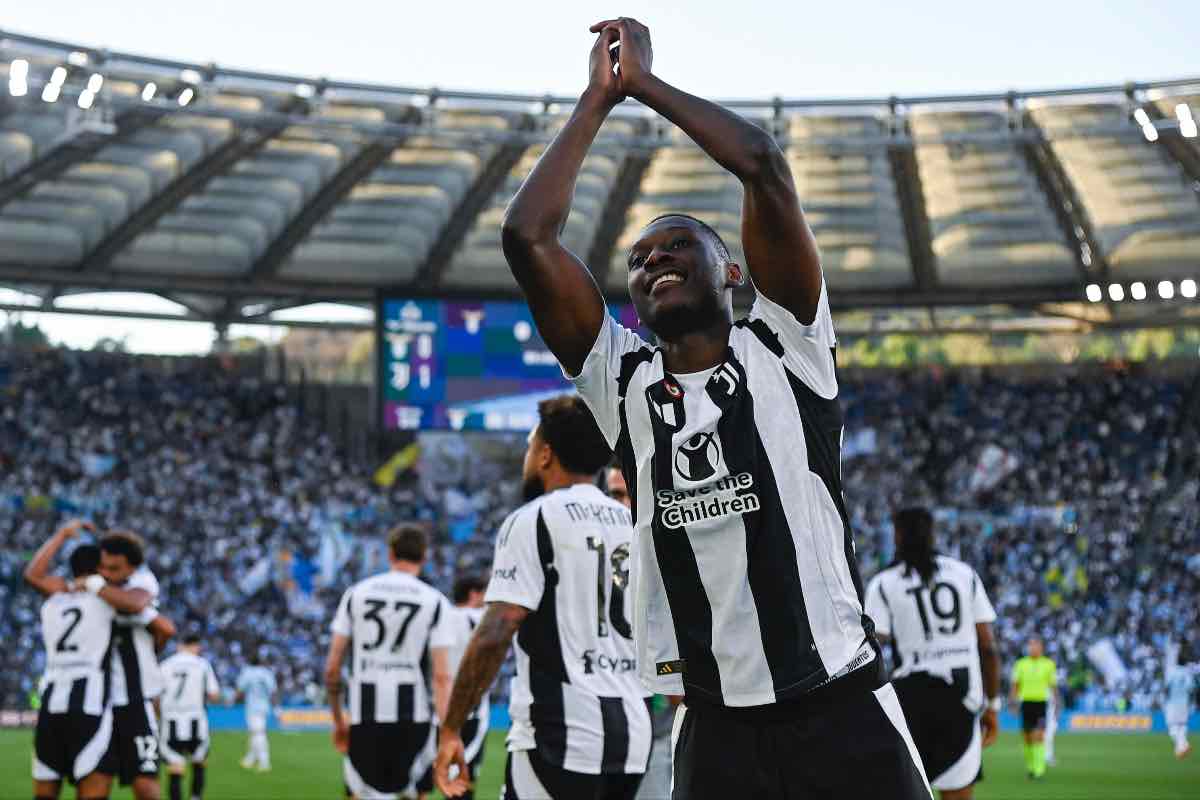 Randal Kolo Muani esulta dopo il gol contro la Lazio