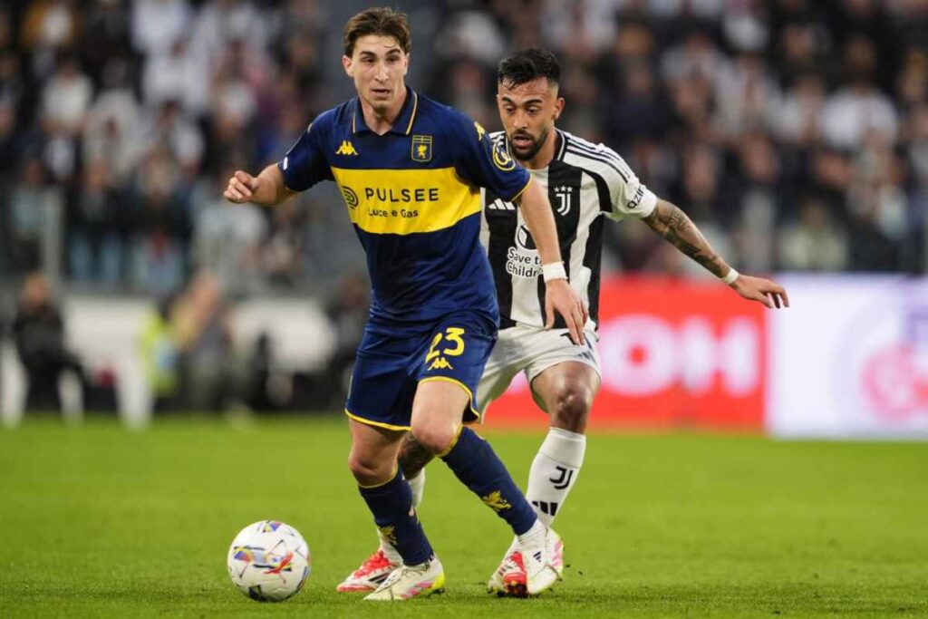Fabio Miretti in campo con la maglia del Genoa contro la Juventus
