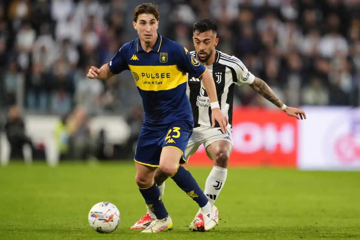 Fabio Miretti in campo con la maglia del Genoa contro la Juventus