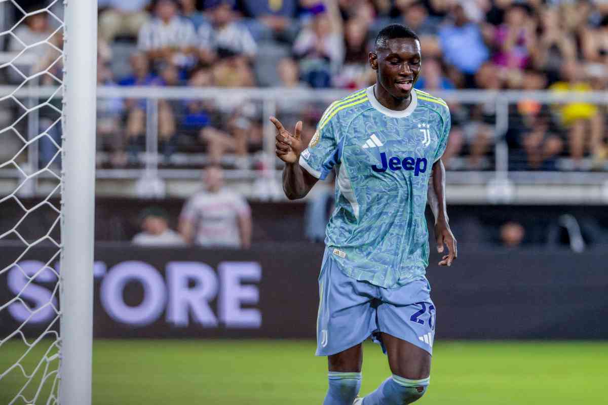 Randal Kolo Muani esulta dopo un gol