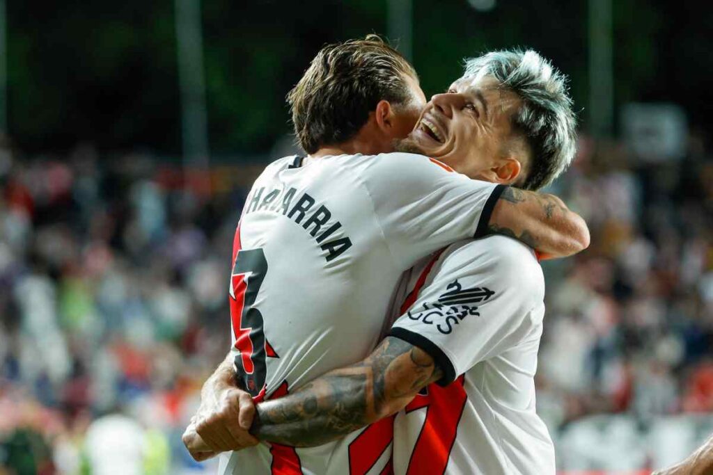 Ratiu esulta con un compagno