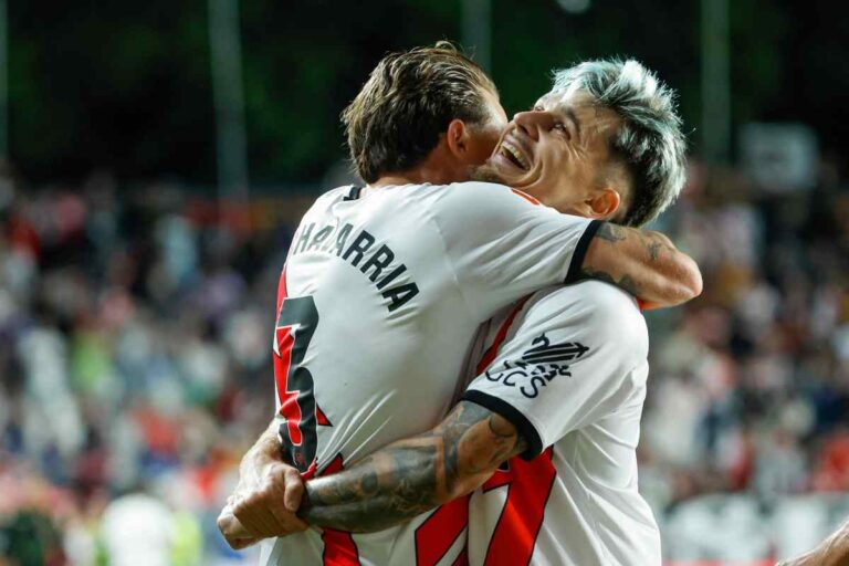 Ratiu esulta con un compagno