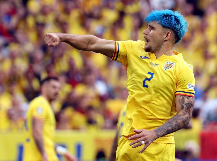 Ratiu esulta con la maglia della Romania